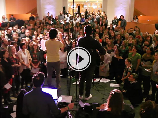 A choir sings Space Oddity in tribute to David Bowie (Video)