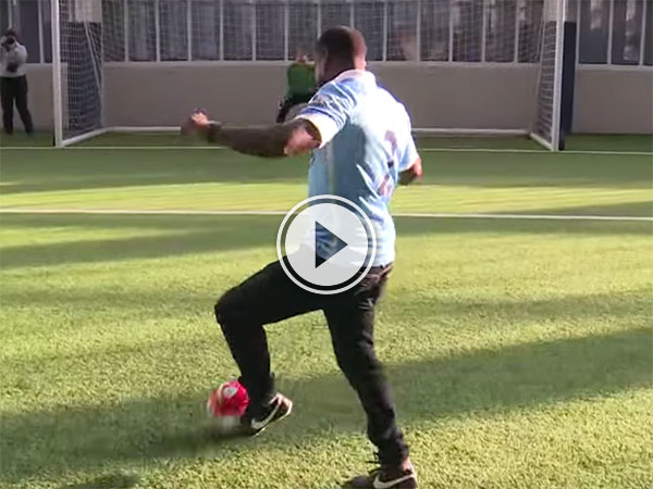 Comedian Kevin Hart takes penalties against Jo Hart (Video)