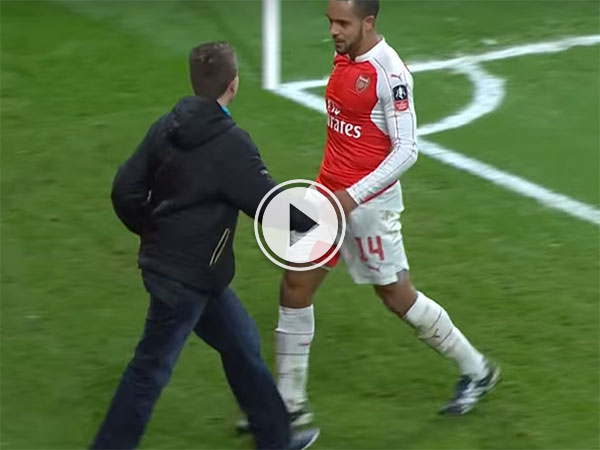 Theo Walcott celebrates with fan (Video)