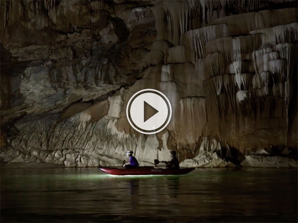 Tham Khoun Xe cave river in Laos (Video)