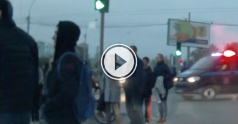 Average day in Russia as runaway canon careens down street (Video)