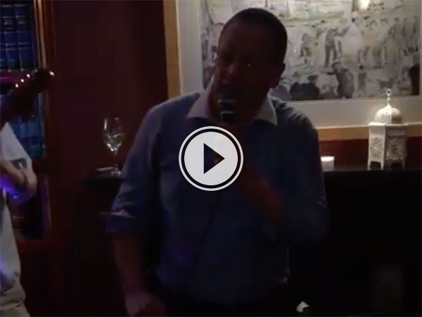 Irish singer loses teeth while singing (Video)