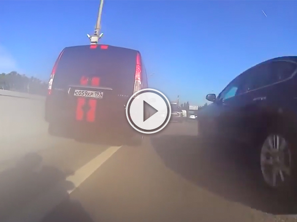Biker risks his life speeding through traffic (Video)