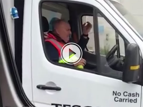 Tesco delivery man gives passionate rendition of La Bamba (Video)