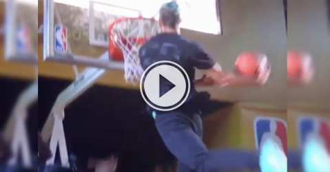 Canadian gets pulled out a crowd, slams down a tomahawk! (Video)