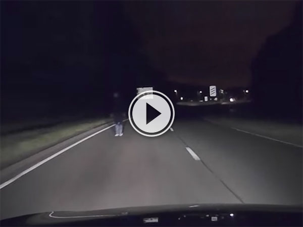 Driver narrowly misses drunk man on motorway (Video)