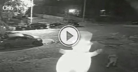 What the hell does this guy have against inflatable lawn snowmen? (Video)
