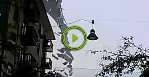 Ice crashes off roof of building in Dallas (Video)