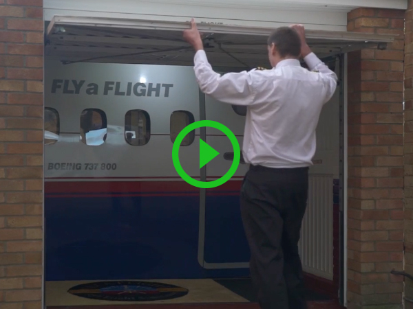 Pilot builds awesome flying simulator in his garage (Video)