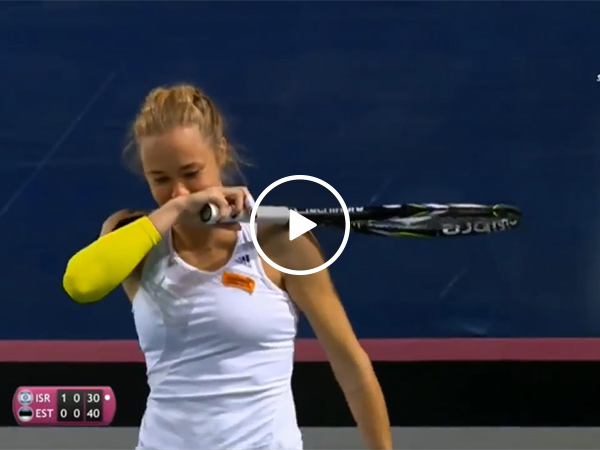 Tennis player can't stop laughing at opposite player's mistake (Video)