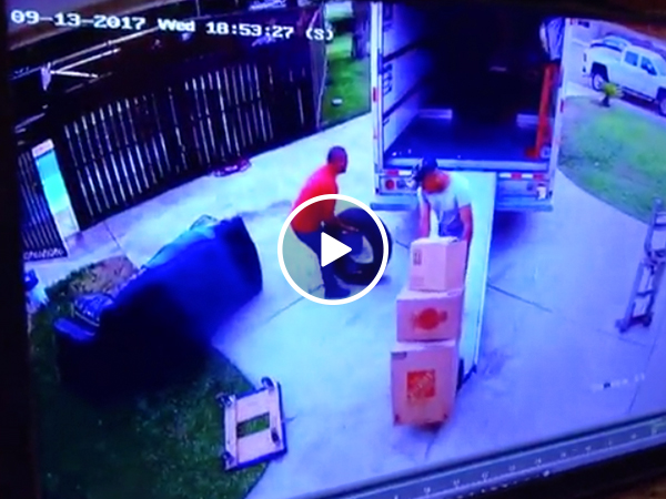 Guy catches scumbag worker faking injury to get money (Video)