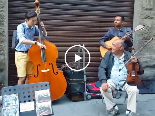 Korean tourist in Florence asks to play with street band, blows everyone's mind (Video)