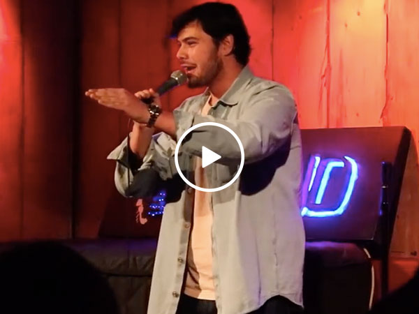 Comedian scorches heckler with razor sharp insults (Video)