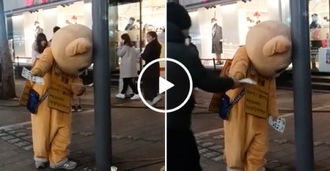 Guy could just not give any less f*cks while working (Video)